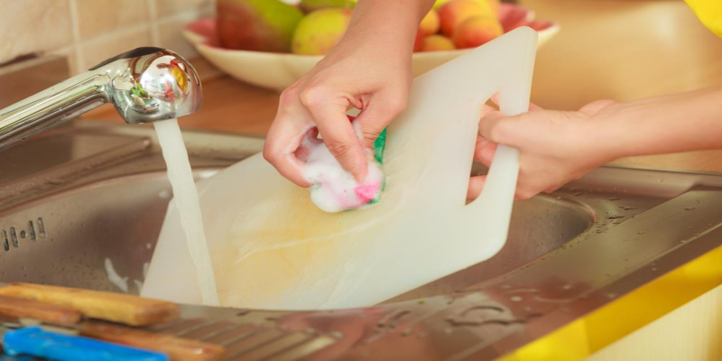 HOW TO PROPERLY CLEAN PLASTIC CHOPPING BOARDS